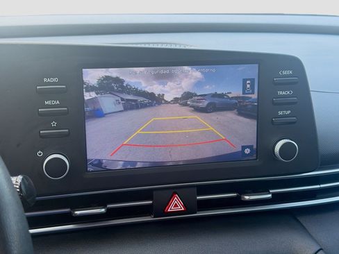 Used 2021 Hyundai Elantra SE FWD image 11