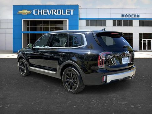 Used 2023 Kia Telluride EX w/ EX Captain's Chair Package image 3