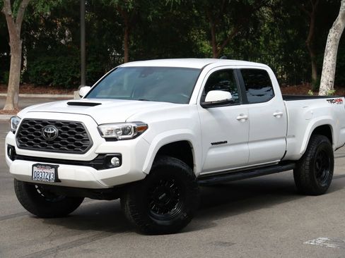 Used 2020 Toyota Tacoma TRD Sport w/ Technology Package image 4