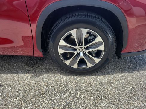 Used 2021 Toyota Highlander XLE FWD image 13