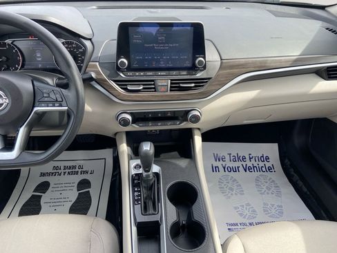 Used 2025 Nissan Altima 2.5 SV image 11