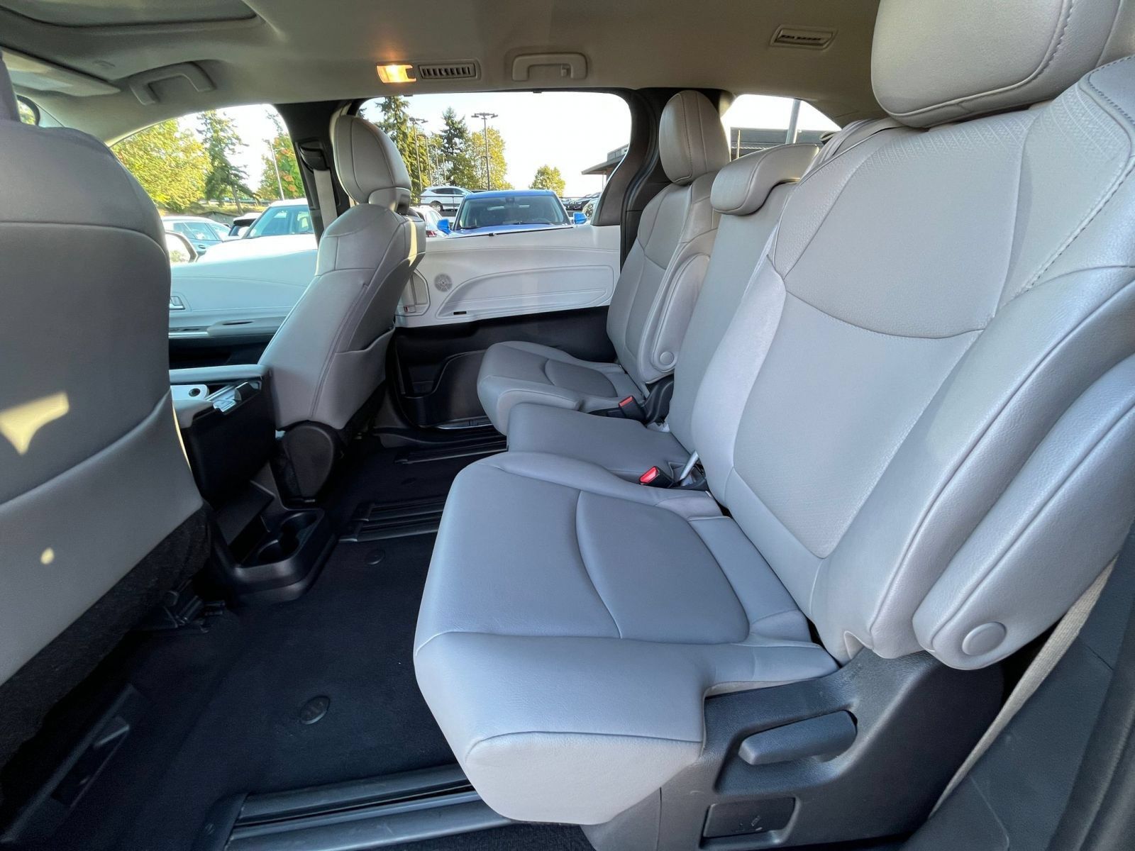 Used 2025 Toyota Sienna XLE FWD image 26