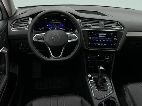 Used 2024 Volkswagen Tiguan SE FWD image 11