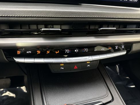 Used 2025 Cadillac XT4 Premium Luxury image 9