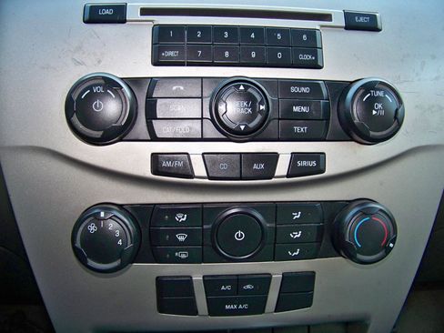 Used 2010 Ford Focus SE FWD image 22