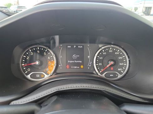 Used 2018 Jeep Renegade Latitude w/ Cold Weather Group FWD image 19
