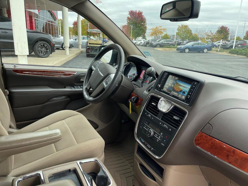 Used 2014 Chrysler Town & Country Touring FWD image 3