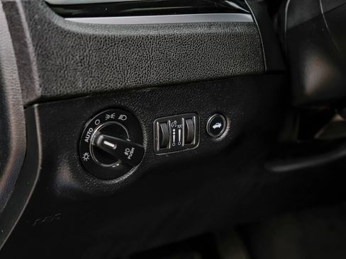 Used 2018 Chrysler 300 S w/ 300S Premium Group RWD image 36