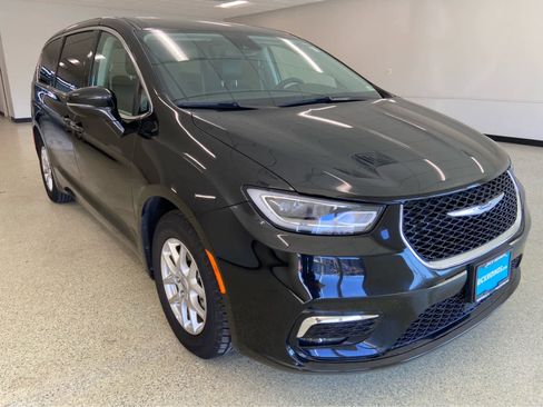 Used 2024 Chrysler Pacifica Touring-L FWD image 5