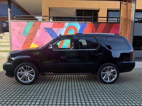 Used 2013 Cadillac Escalade Premium image 2