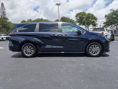 Used 2025 Toyota Sienna XLE FWD image 3