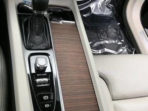 Used 2019 Volvo XC60 T6 Momentum w/ Multimedia Package AWD/4WD image 21