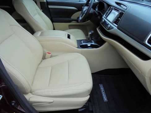 Used 2014 Toyota Highlander XLE FWD image 8