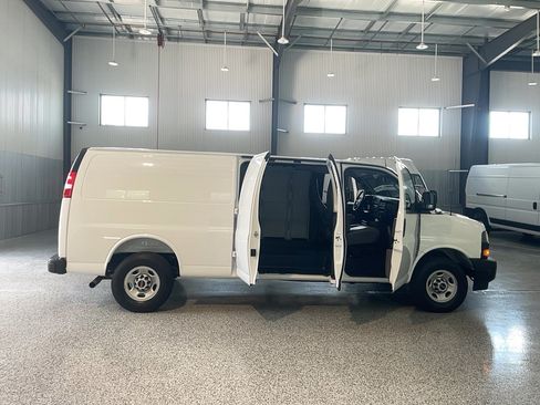 Used 2025 GMC Savana 3500 Extended RWD image 10