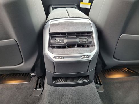 Used 2024 BMW i7 eDrive50 w/ Executive Package image 19