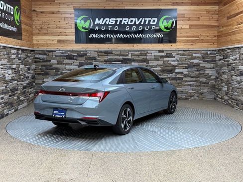 Used 2023 Hyundai Elantra SEL w/ Convenience Package image 9