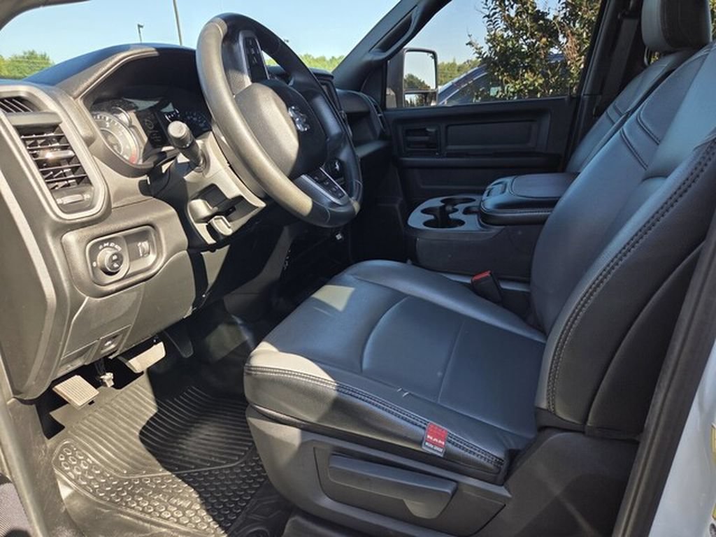 Used 2024 RAM 2500 Tradesman w/ Chrome Appearance Group AWD/4WD image 4