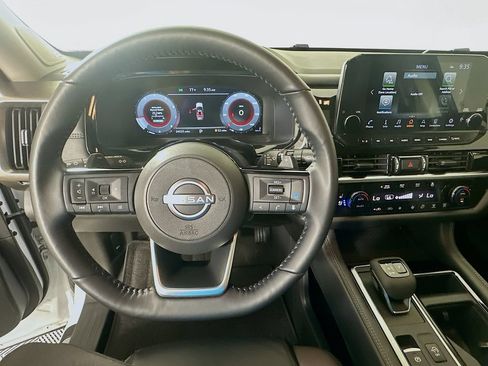 Used 2025 Nissan Pathfinder Platinum FWD image 11