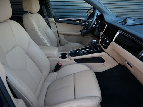 Used 2025 Porsche Macan image 28