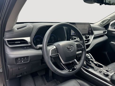 Certified 2025 Toyota Highlander Platinum AWD/4WD image 21