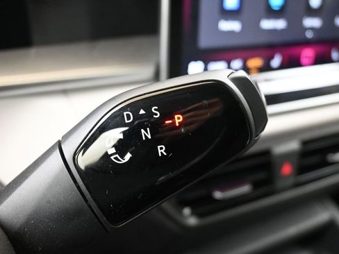 Used 2025 Volkswagen Tiguan SE w/ Panoramic Sunroof Package image 29