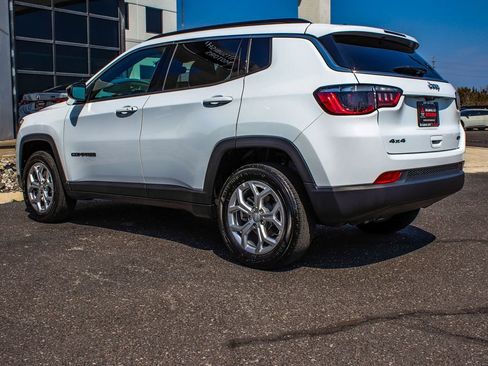 Used 2024 Jeep Compass Latitude AWD/4WD image 4