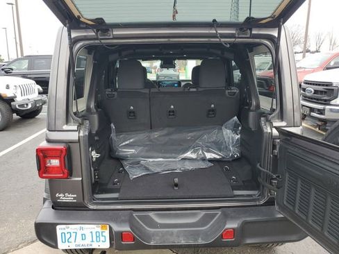 Used 2025 Jeep Wrangler Sahara image 31