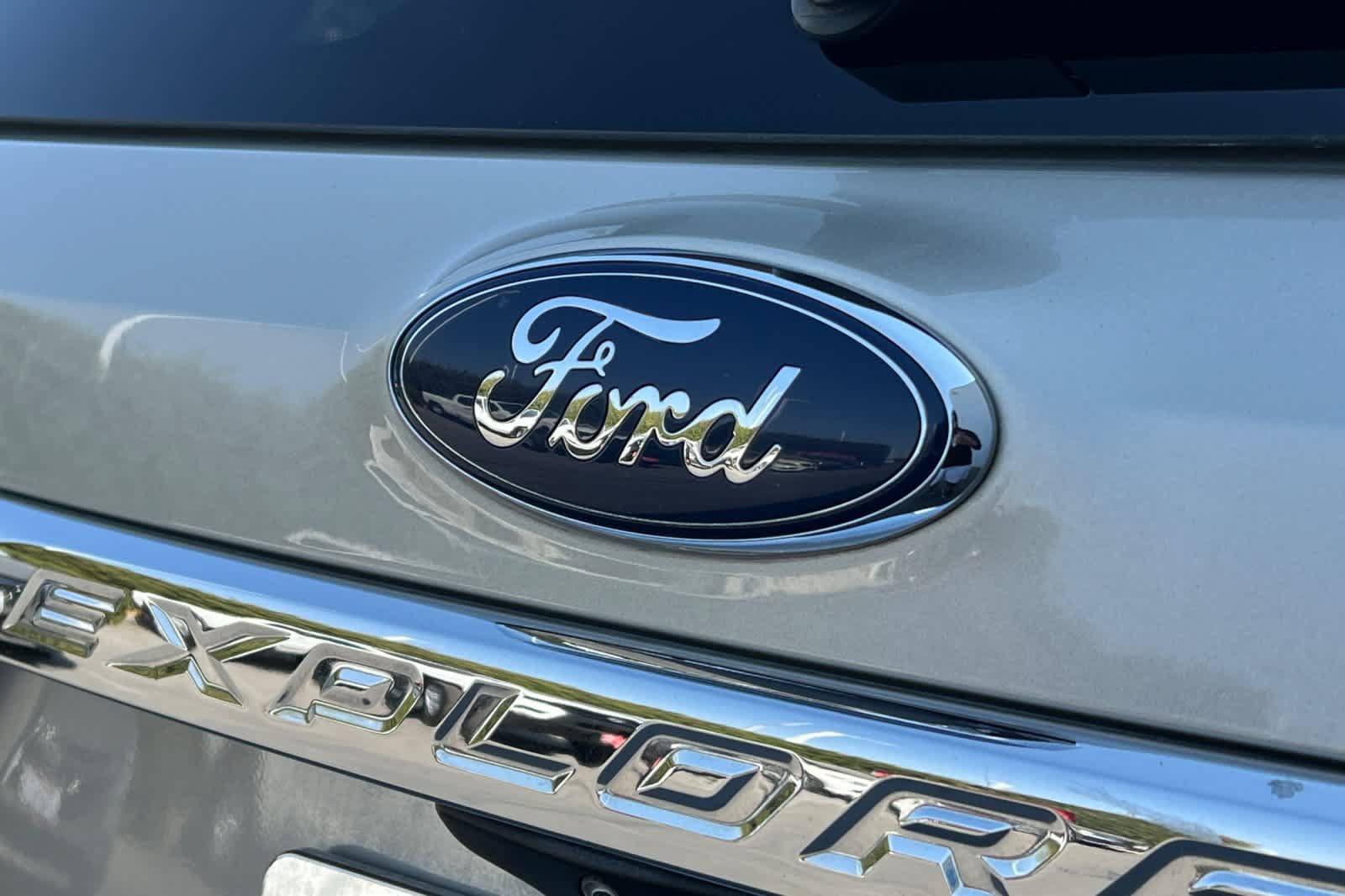 Used 2017 Ford Explorer XLT FWD image 16
