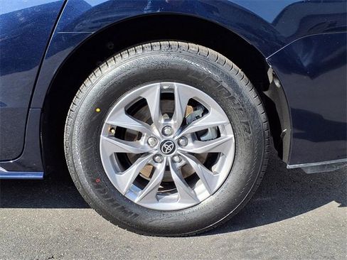 Used 2024 Toyota Sienna XLE image 7