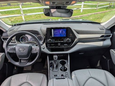 Used 2023 Toyota Highlander XLE AWD/4WD image 32