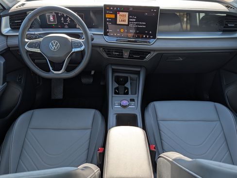 Certified 2025 Volkswagen Tiguan SE AWD/4WD image 10