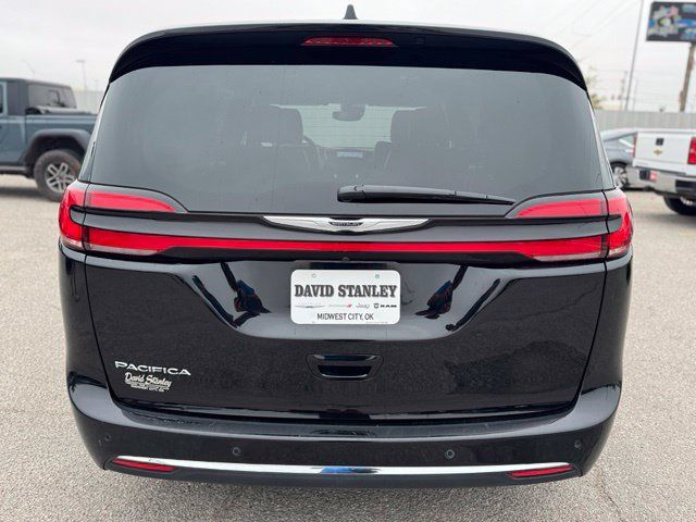 Used 2025 Chrysler Pacifica Select FWD image 5
