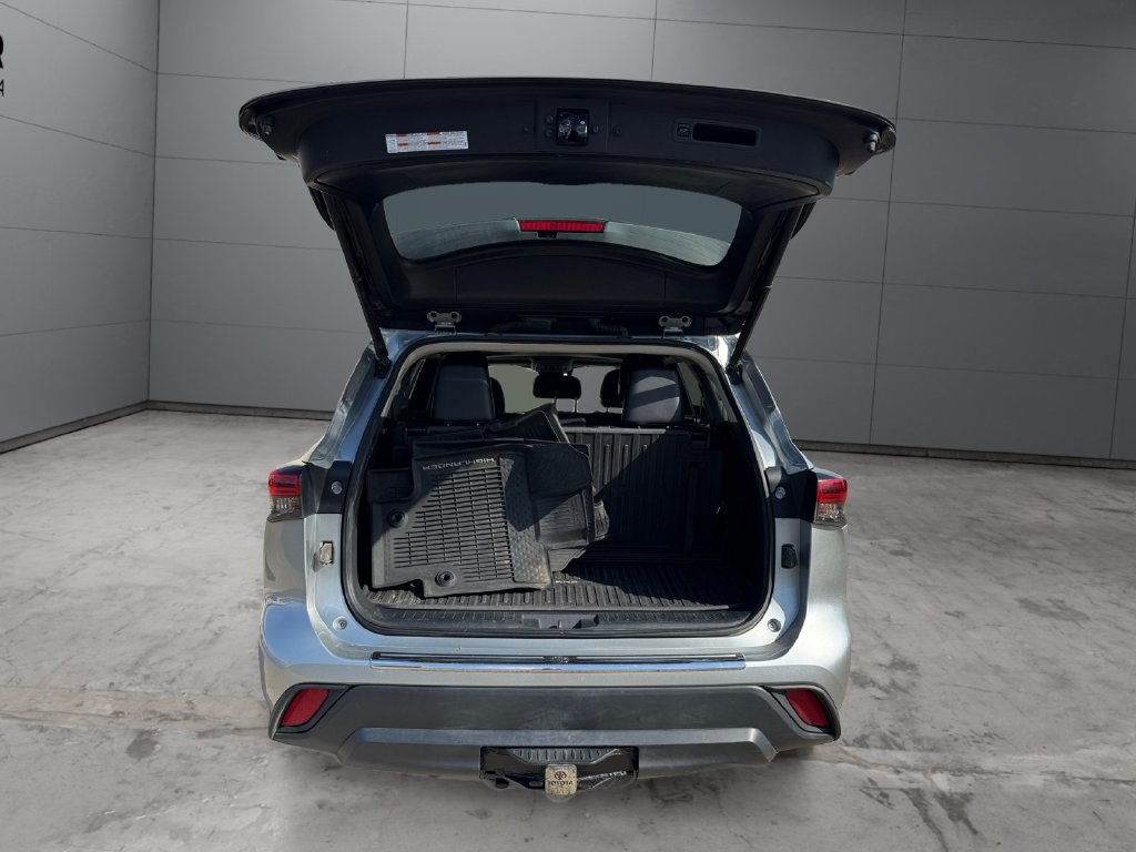 Used 2020 Toyota Highlander XLE AWD/4WD image 19