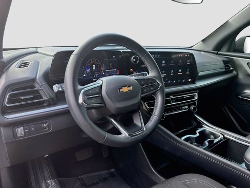 Used 2025 Chevrolet Traverse LT FWD image 9