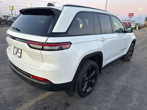 New 2025 Jeep Grand Cherokee Altitude image 9
