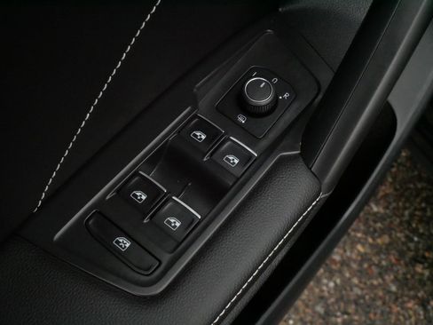 Certified 2023 Volkswagen Tiguan SE R-Line AWD/4WD image 19