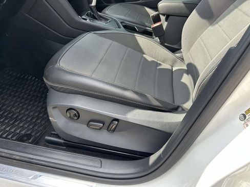 Used 2023 Volkswagen Taos SE FWD image 18