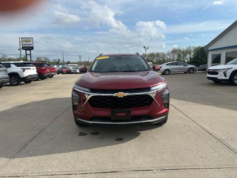 Used 2025 Chevrolet Trax LT w/ LT Convenience Package image 2