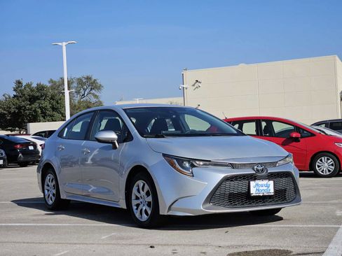 Used 2021 Toyota Corolla LE image 3