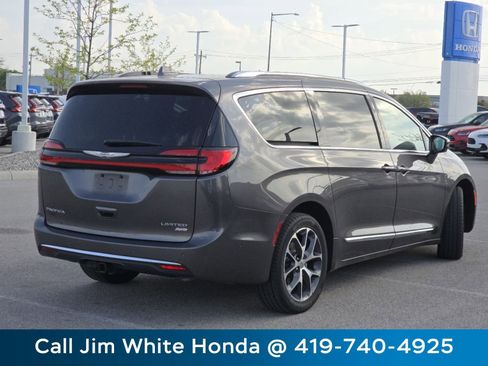 Used 2021 Chrysler Pacifica Limited w/ Uconnect Theater Family Group AWD/4WD image 17