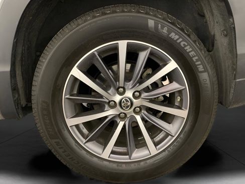 Used 2017 Toyota Highlander XLE image 22