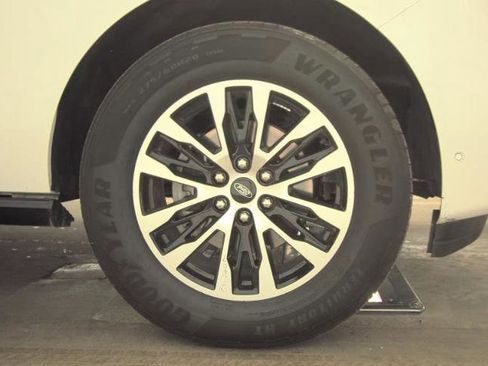 Certified 2025 Ford Expedition Platinum image 9