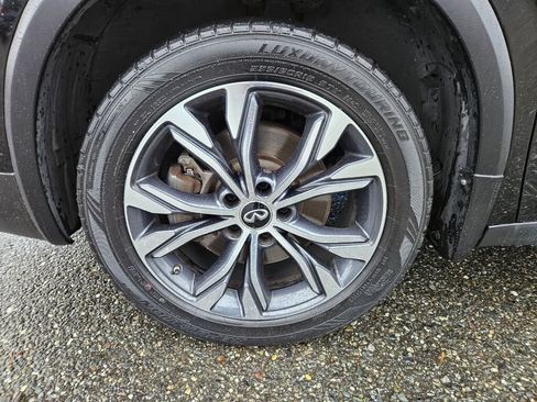 Used 2017 INFINITI QX30 Premium w/ Cargo Package image 15