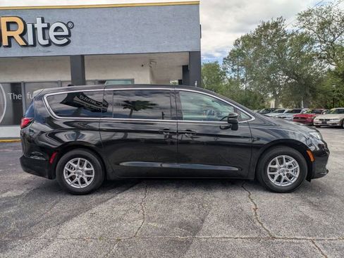 Used 2023 Chrysler Pacifica Touring-L FWD image 4