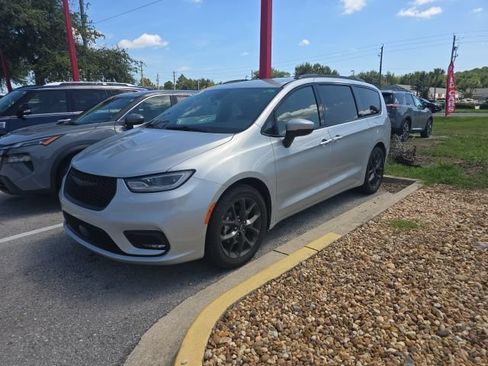 Used 2023 Chrysler Pacifica Touring-L w/ S Appearance Package FWD image 2