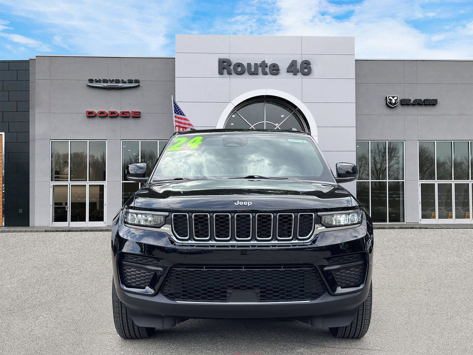 Used 2024 Jeep Grand Cherokee Laredo X w/ Luxury Tech Group I AWD/4WD image 2