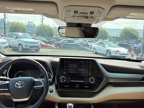 Used 2022 Toyota Highlander XLE AWD/4WD image 7