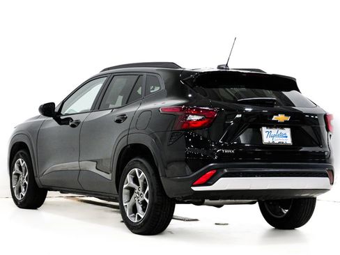 Used 2025 Chevrolet Trax LT FWD image 8