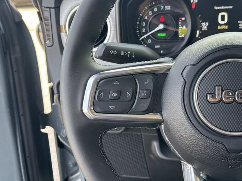 Used 2025 Jeep Wrangler Unlimited Sahara AWD/4WD image 30
