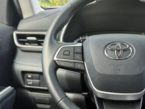 Used 2022 Toyota Highlander XLE AWD/4WD image 16